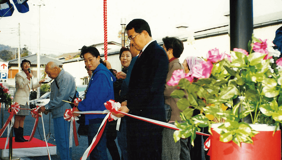 とりせん開店のテープカットセレモニー